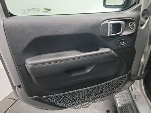 Used 2018 Jeep Wrangler Unlimited Sahara image 13