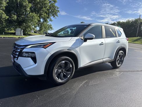Used 2024 Nissan Rogue SV FWD image 2