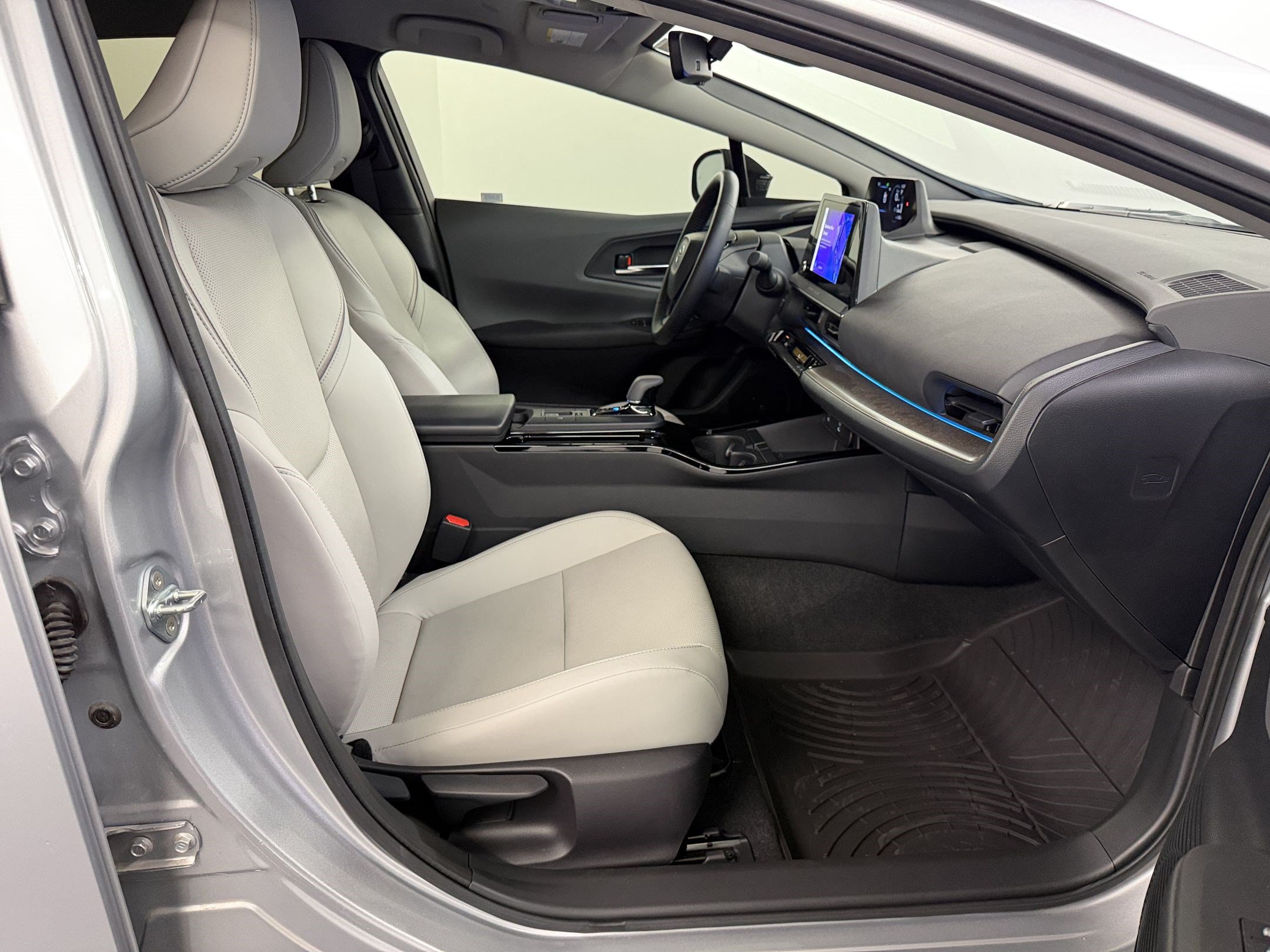 Used 2024 Toyota Prius XLE FWD image 25