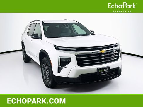 Used 2025 Chevrolet Traverse LT image 1