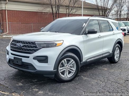 Used 2020 Ford Explorer XLT image 2