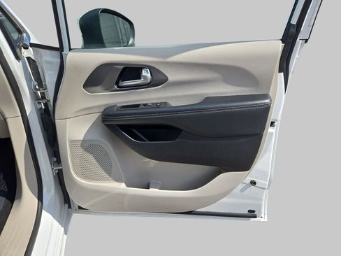 Used 2023 Chrysler Pacifica Touring-L image 12