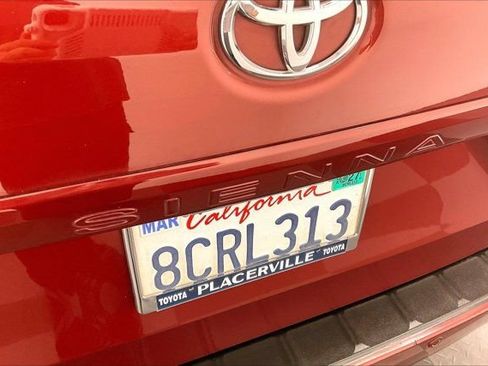 Used 2017 Toyota Sienna XLE Premium w/ Cargo Management Package FWD image 32