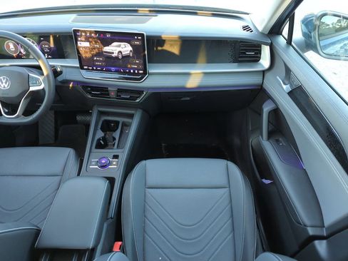 Certified 2025 Volkswagen Tiguan SE image 15