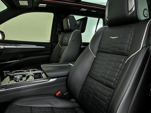 Used 2025 Cadillac Escalade V w/ LPO, ONYX Package image 22