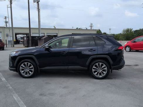 Used 2019 Toyota RAV4 XLE Premium w/ Cold Weather Package AWD/4WD image 5