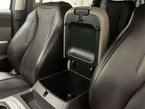 Used 2025 Kia Carnival image 25