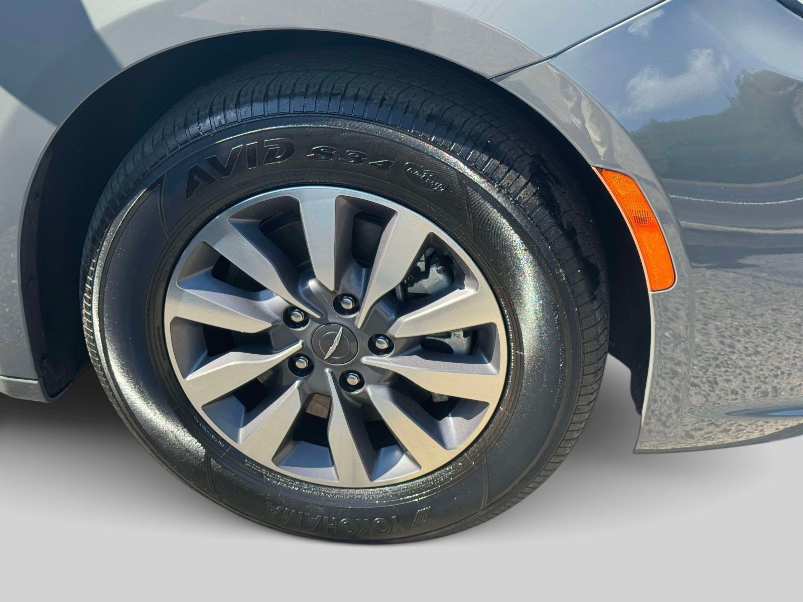 Used 2023 Chrysler Pacifica Limited FWD image 9