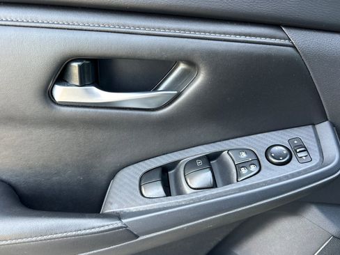 Used 2024 Nissan Sentra SV FWD image 11