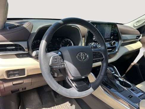Used 2021 Toyota Highlander Limited FWD image 10