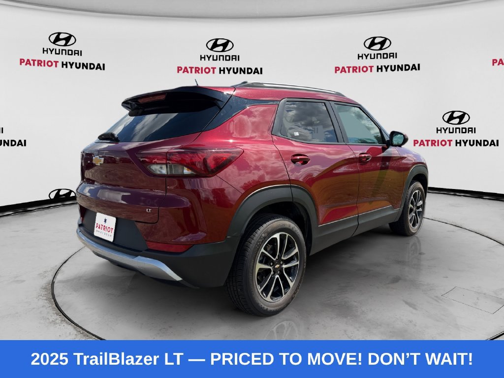Used 2025 Chevrolet TrailBlazer LT AWD/4WD image 3