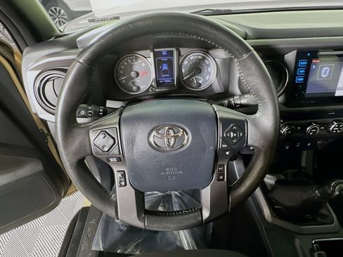 Used 2019 Toyota Tacoma TRD Off-Road w/ Technology Package AWD/4WD image 10
