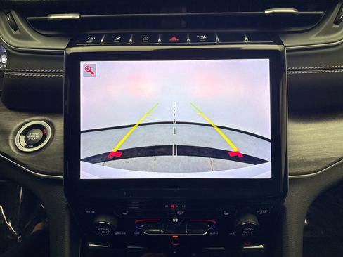 Used 2023 Jeep Grand Cherokee Limited image 16