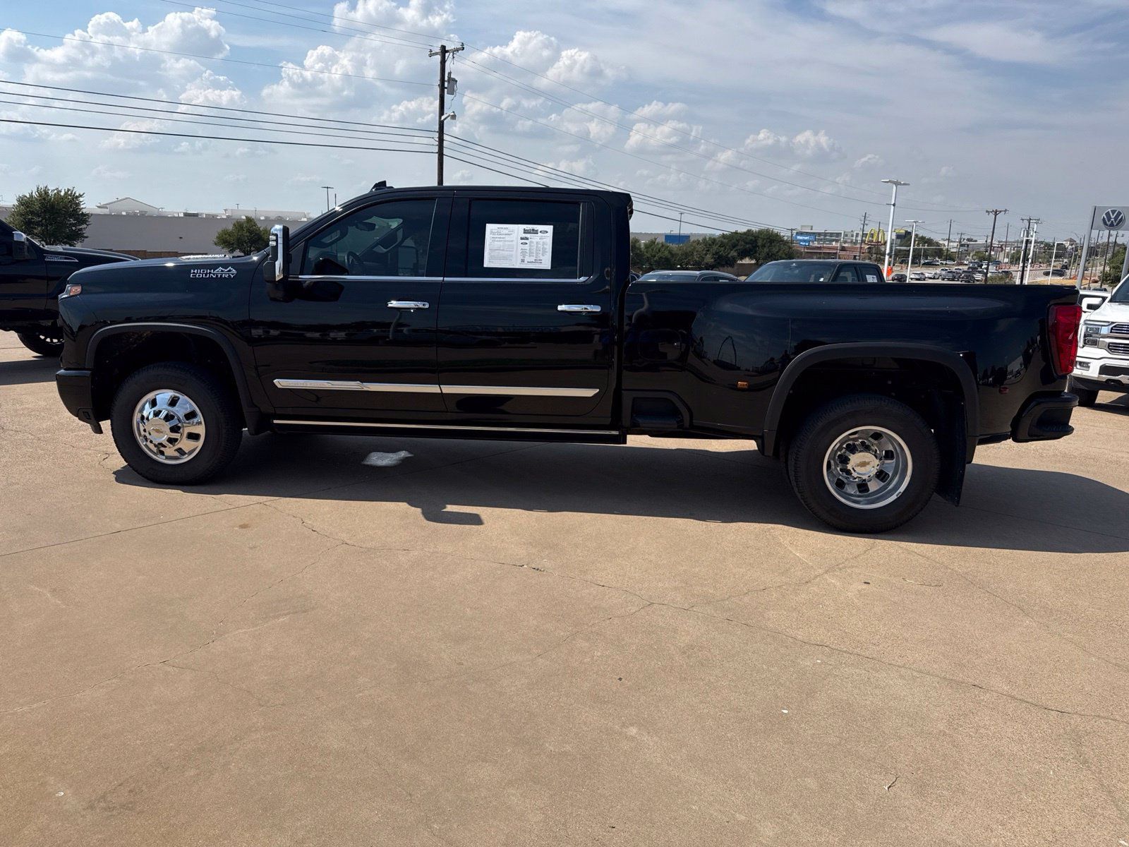 Used 2025 Chevrolet Silverado 3500 High Country w/ Technology Package AWD/4WD image 4