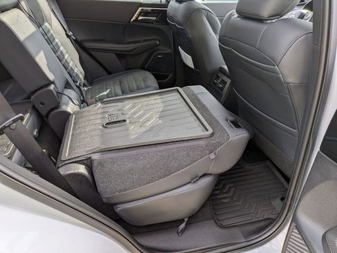 Used 2025 Mitsubishi Outlander SE image 30