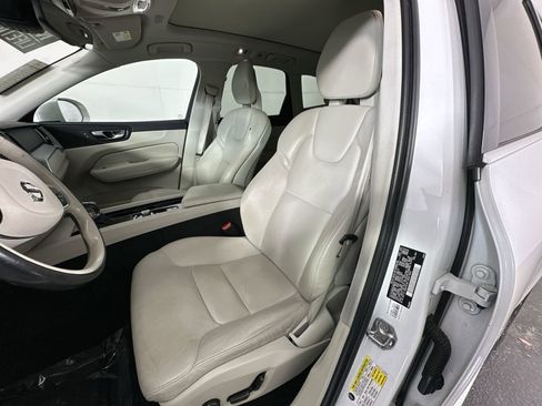 Used 2018 Volvo XC60 T5 Momentum w/ Convenience Package image 15