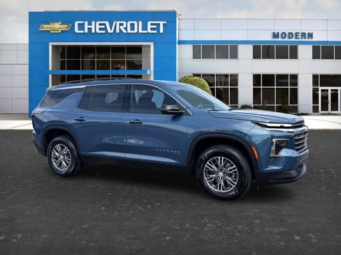 Used 2025 Chevrolet Traverse LT w/ Driver Confidence Package FWD image 6