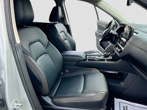 Certified 2025 Nissan Pathfinder SL FWD image 25