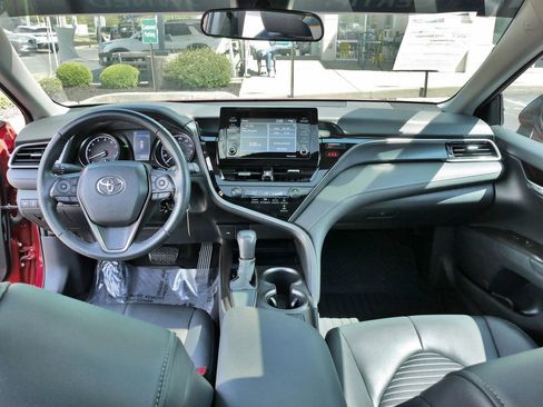 Used 2021 Toyota Camry SE w/ Cold Weather Package FWD image 19