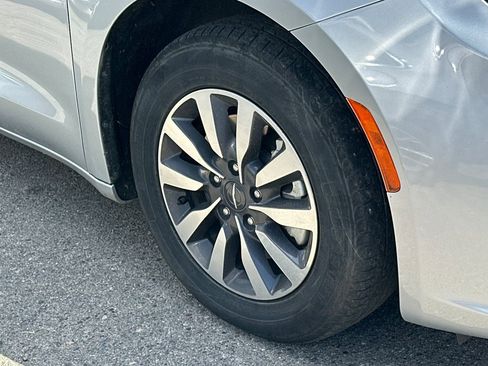 Used 2023 Chrysler Pacifica Touring-L image 9