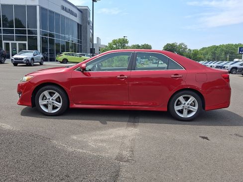 Used 2014 Toyota Camry SE FWD image 4