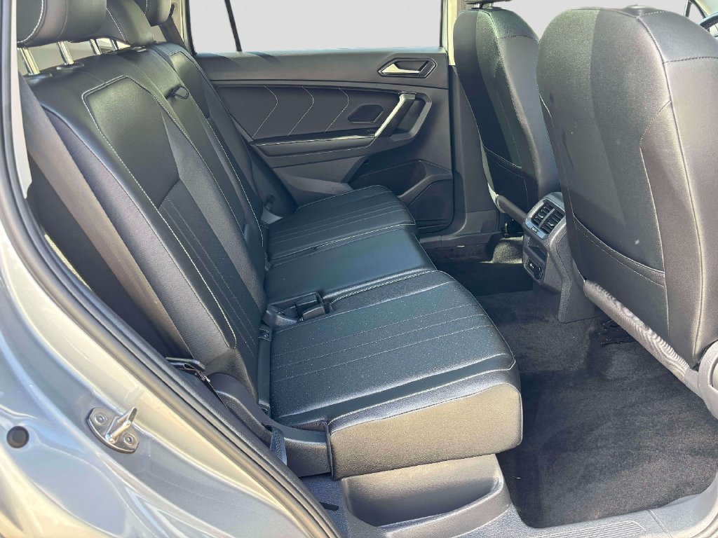 Used 2023 Volkswagen Tiguan SE AWD/4WD image 16