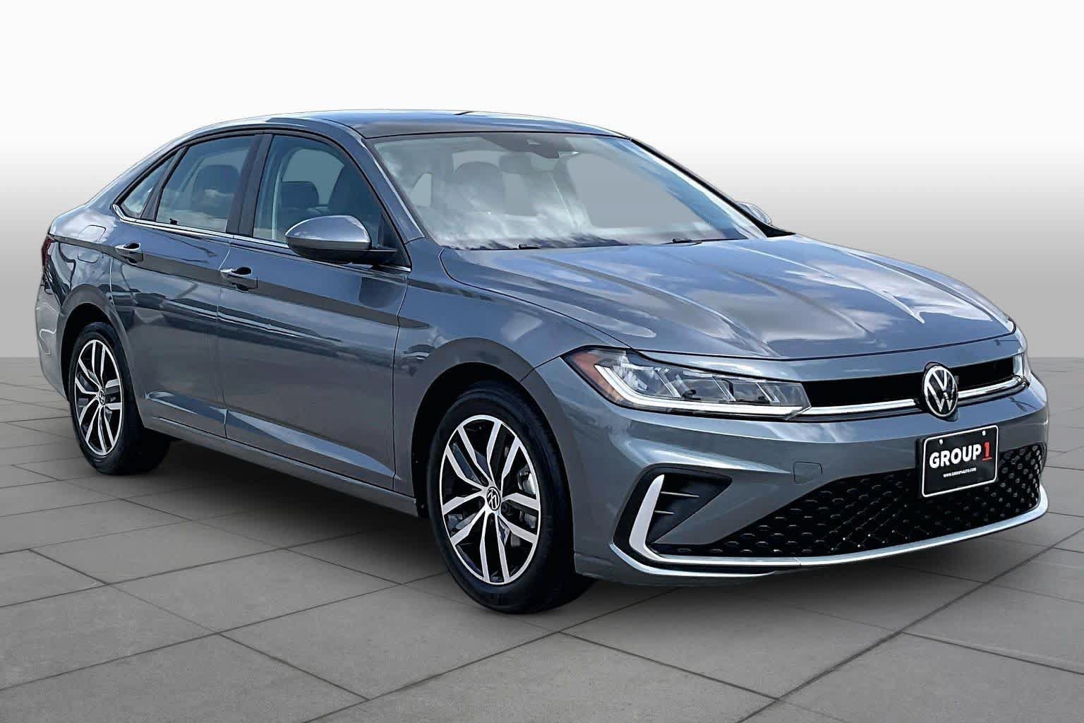 Used 2025 Volkswagen Jetta SE FWD image 3