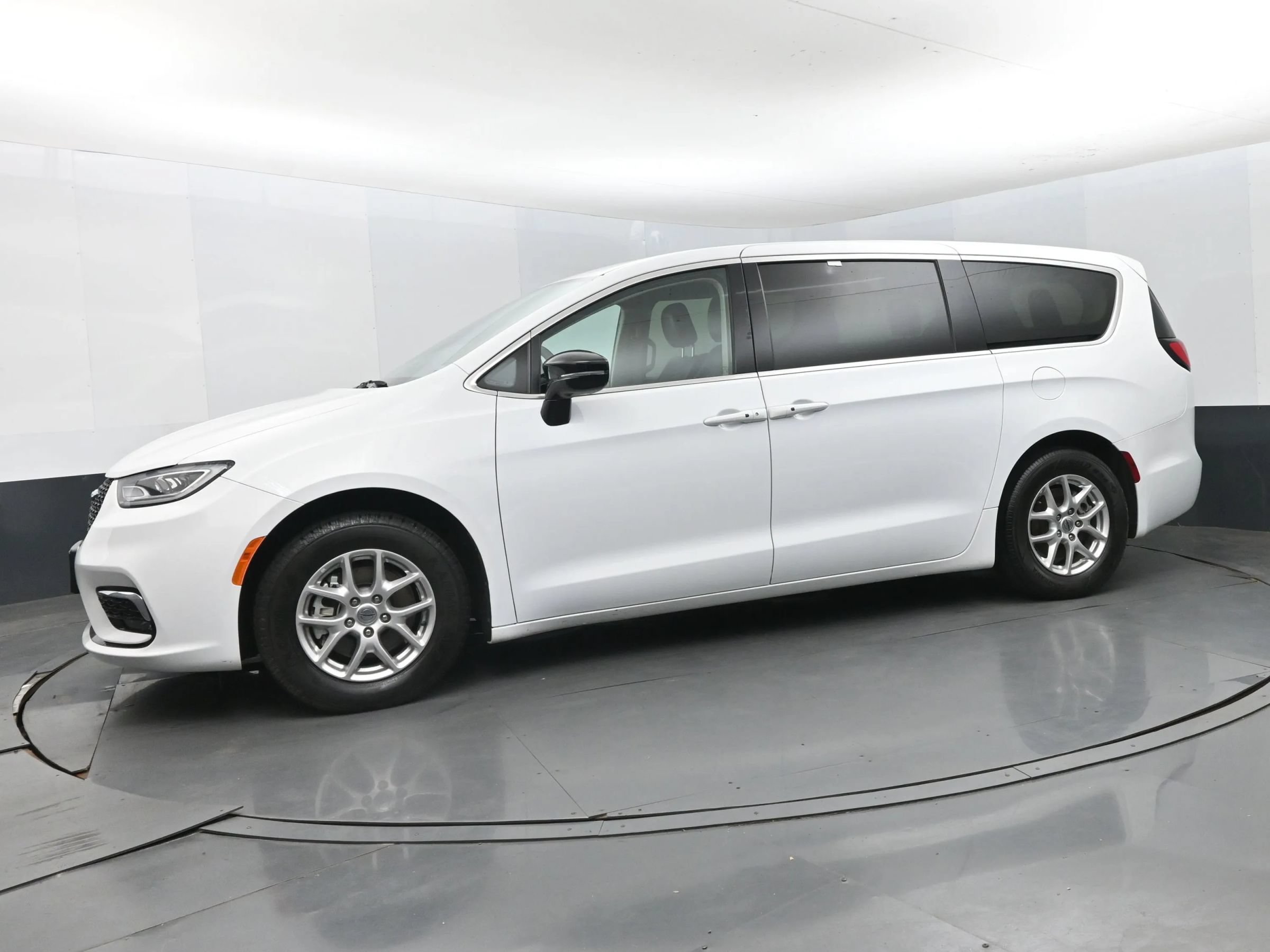 Used 2024 Chrysler Pacifica Touring-L FWD image 5