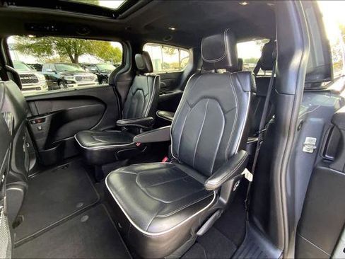 Certified 2025 Chrysler Pacifica Limited image 18