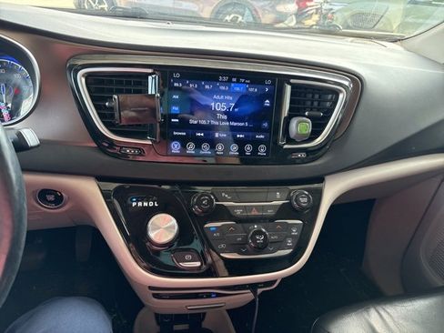 Used 2017 Chrysler Pacifica Touring-L Plus image 15