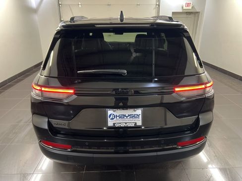 Used 2025 Jeep Grand Cherokee Altitude AWD/4WD image 5