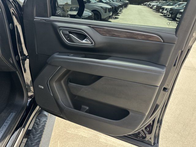 Used 2022 Chevrolet Tahoe Z71 w/ Luxury Package AWD/4WD image 17
