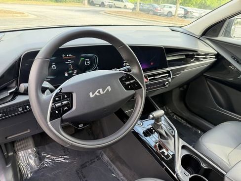 Used 2025 Kia Niro EX FWD image 12