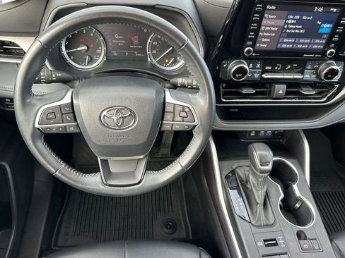 Used 2022 Toyota Highlander XLE image 15
