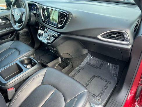 Used 2025 Chrysler Pacifica Select FWD image 26