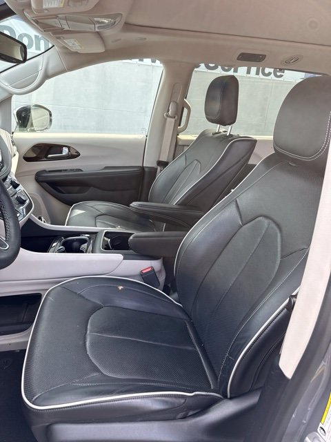 Used 2023 Chrysler Pacifica Limited w/ Uconnect Theater Family Group FWD image 14