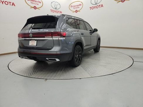 Used 2024 Volkswagen Atlas SE w/ Panoramic Sunroof Package FWD image 5