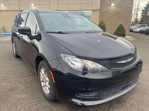 Used 2023 Chrysler Voyager LX image 3