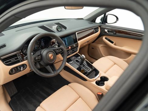 Certified 2026 Porsche Macan AWD/4WD image 4