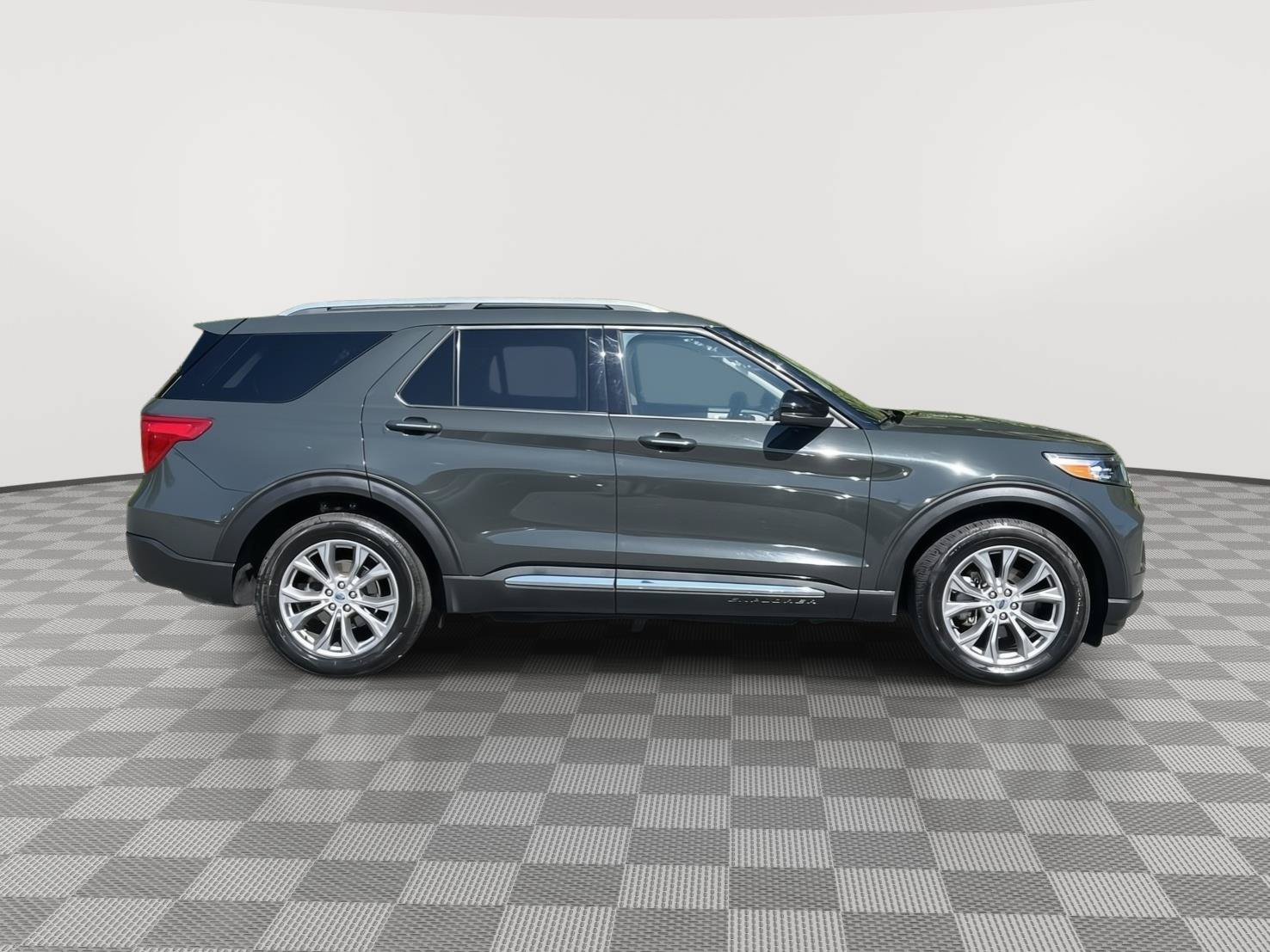 Used 2022 Ford Explorer Limited w/ Equipment Group 301A AWD/4WD image 5