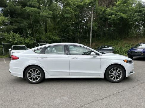 Used 2017 Ford Fusion SE FWD image 3