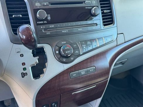 Used 2014 Toyota Sienna XLE image 23