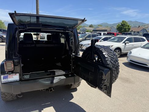 Used 2015 Jeep Wrangler Unlimited Sahara AWD/4WD image 17