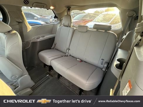 Used 2018 Toyota Sienna XLE w/ XLE Navigation Package FWD image 29