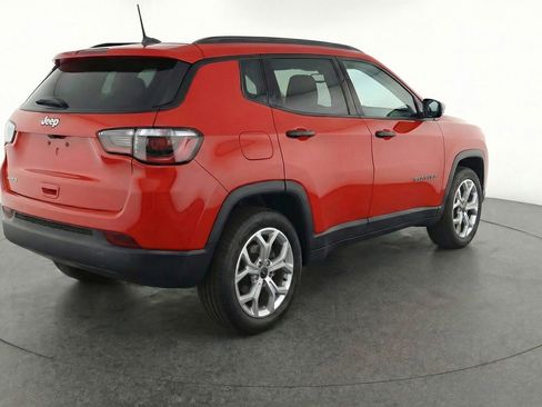 Used 2025 Jeep Compass Latitude AWD/4WD image 9