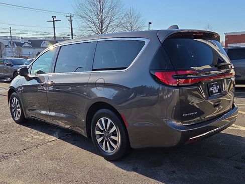 Used 2022 Chrysler Pacifica Touring-L image 7
