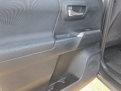 Used 2017 Toyota Tacoma TRD Sport w/ Tow Package (A/T) image 30