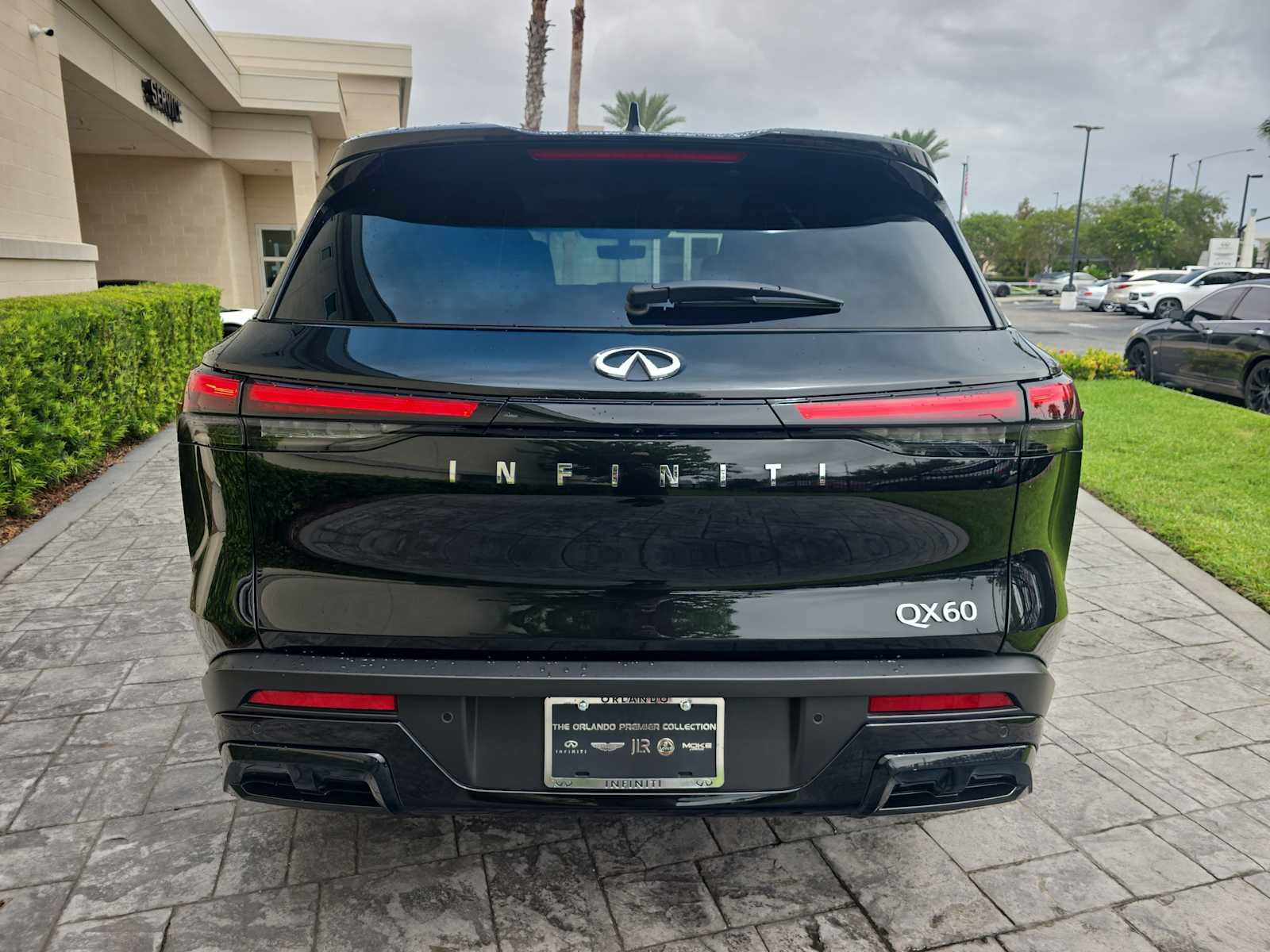 Certified 2024 INFINITI QX60 Luxe w/ Vision Package FWD image 5
