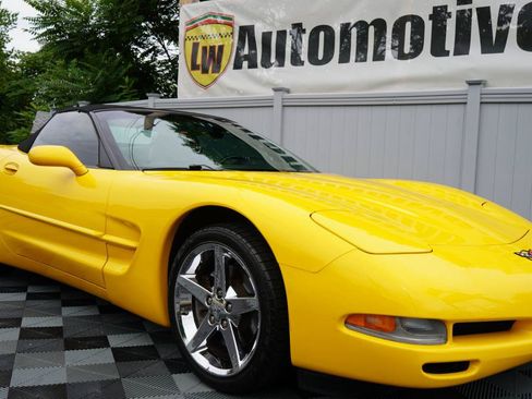 Used 2000 Chevrolet Corvette Convertible w/ Memory Pkg RWD image 2