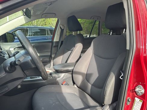 Used 2019 Toyota RAV4 LE image 3